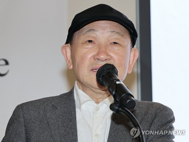 인사말하는 윤범모 광주비엔날레 대표