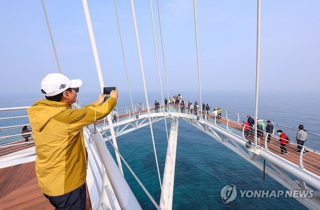 바다 위를 걷는 듯한…삼척 해상스카이워크 준공