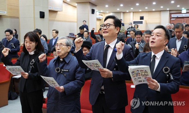 독립군가 부르는 참석자들