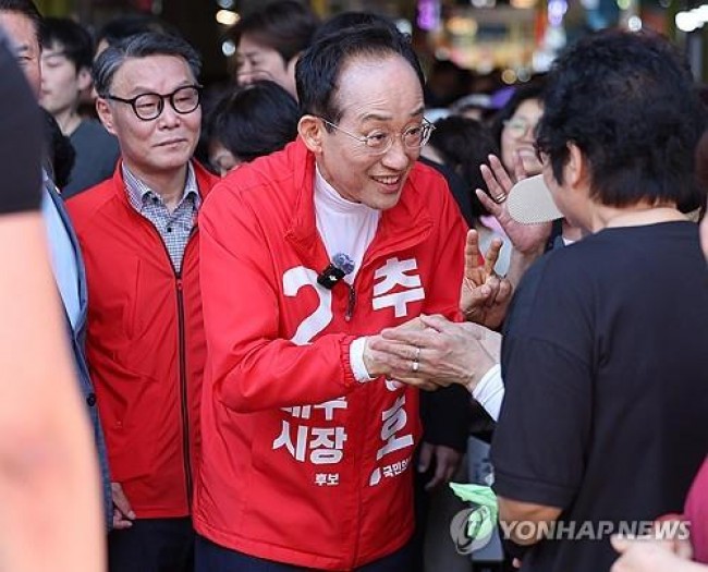 서남시장서 시민과 인사하는 추경호