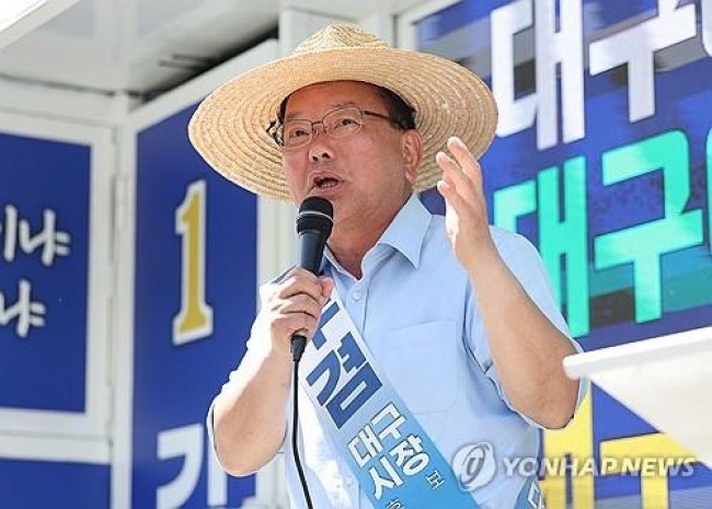 서문시장서 지지 호소하는 김부겸