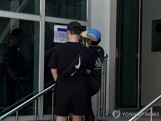 투표인증사진 찍는 유권자