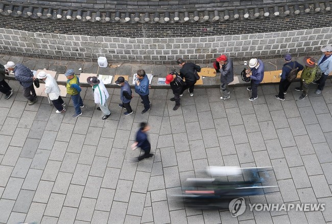 기다림 이어지는 탑골공원