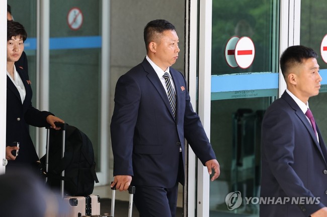 입국하는 내고향축구단 리유일 감독