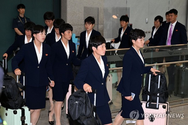 입국하는 내고향축구단