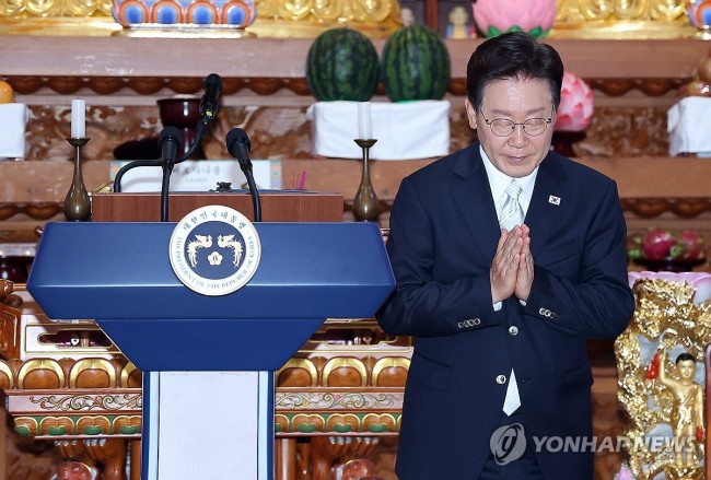 합장하는 이재명 대통령