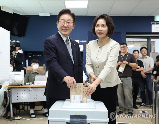 李대통령 등 정·관계 인사 사전투표 첫날 한 표