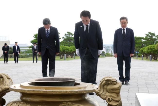 박수현 충남도지사 당선인 충혼탑 참배