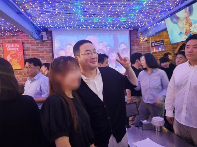 시민들과 사진 찍는 구광모 회장