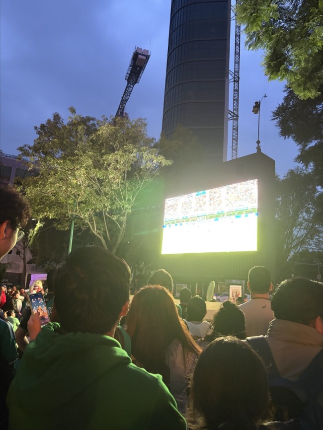 플라자 카루소 앞 단체 응원