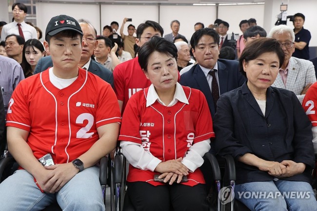 굳은 표정의 오세훈 후보 캠프 관계자들