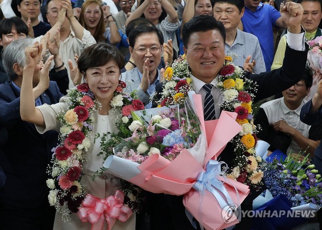 당선 세레머니 하는 신용한 충북지사 후보