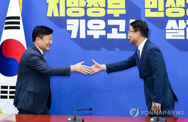 악수하는 여야 원내대표