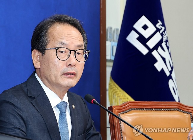 현안 관련 기자간담회하는 강준현 수석대변인