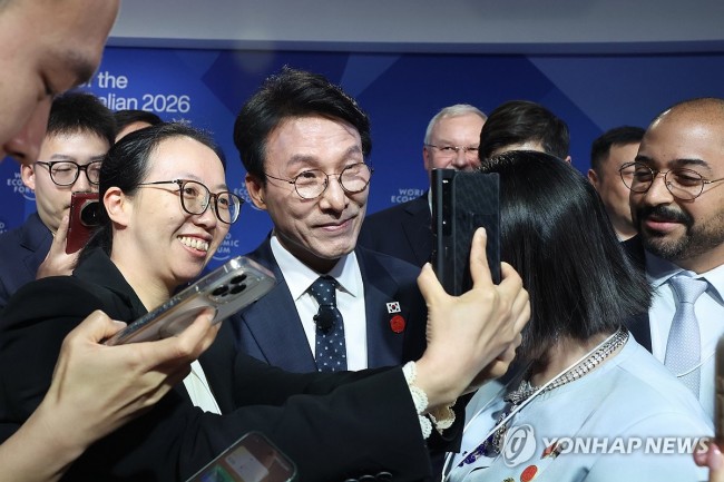 기념촬영 요청에 함께하는 김민석 국무총리