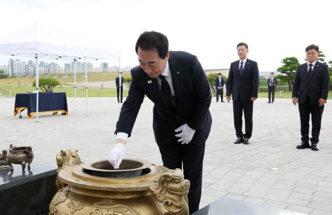 박수현 충남도지사 당선인 충혼탑 참배