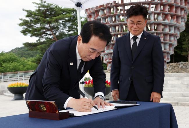 박수현 충남도지사 당선인 충혼탑 참배
