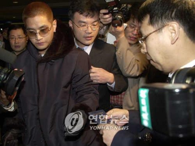 2002년 입국 시 미국 여권 제시하는 유승준