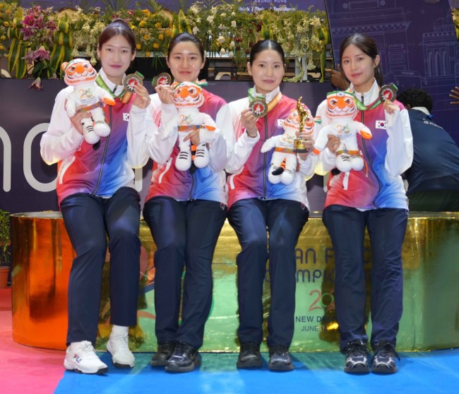 6월 아시아선수권 우승 당시의 여자 에페 대표팀.