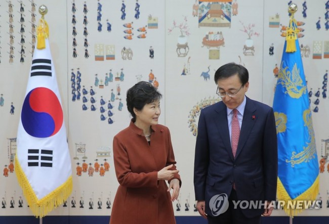 김수남 검찰총장과 대화하는 박 대통령