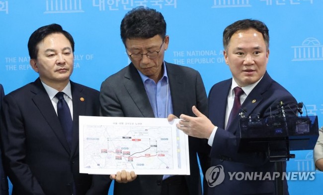 기자 질문에 답하는 백원국 국토교통부 제2차관