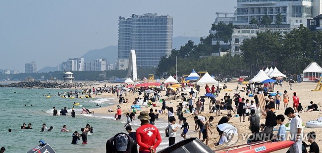 개장 첫날 강릉 경포해수욕장
