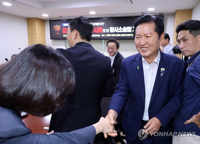 형사소송법 개정 토론회 참석자들과 인사하는 정청래 전 대표