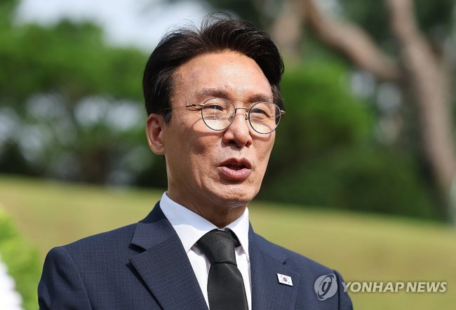 참배 후 발언하는 김민석 전 국무총리