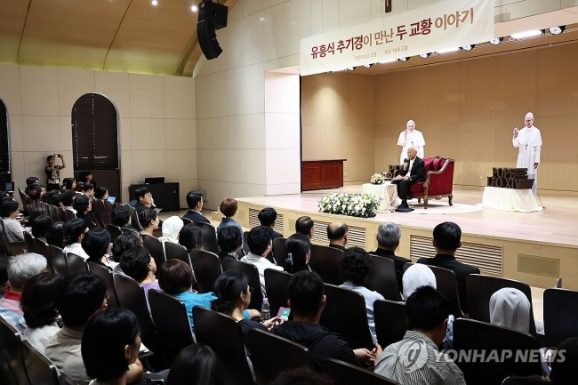 유흥식 추기경이 들려주는 두 교황 이야기
