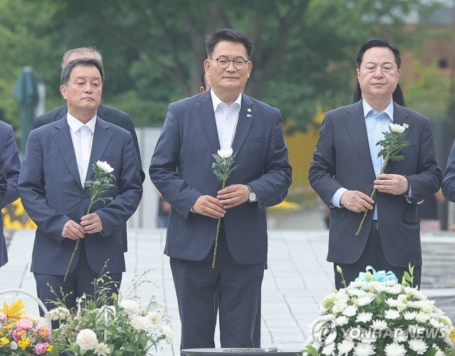 헌화하는 송영길 의원