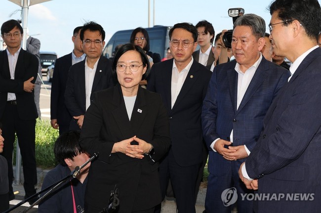 새만금 조성 현장 점검하는 한성숙 총리