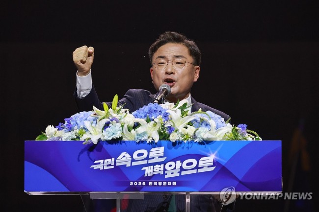 수락 연설하는 조국혁신당 신장식 신임 대표
