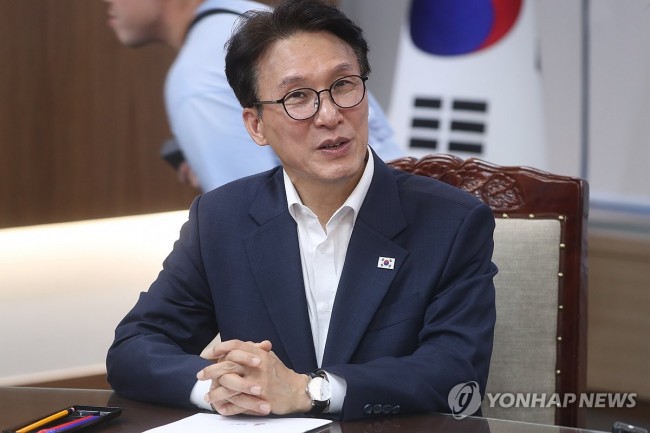 웃음 짓는 김민석 당 대표 후보