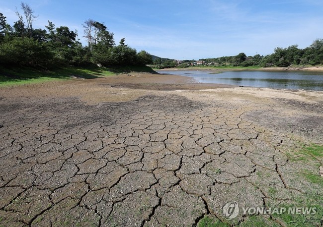가뭄에 바닥 드러난 저수지