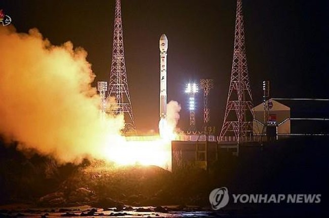 북한의 작년 11월 정찰위성 '만리경-1호' 발사 모습