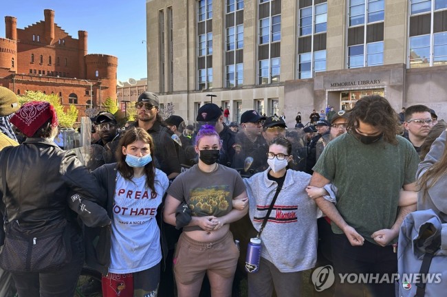 지난 1일(현지시간) 미국 위스콘신대에서 경찰 진입에 저항하는 친팔레스타인 시위대 