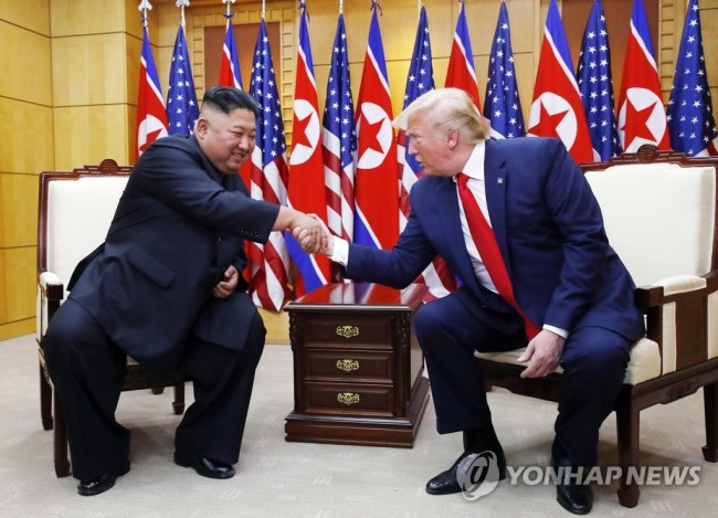 판문점서 악수하는 북미 정상