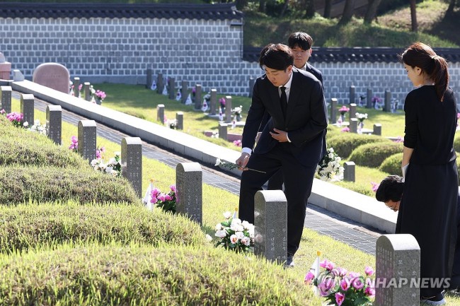 이준석, 국화 1천송이 5·18 묘지 헌화