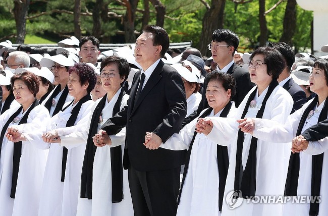윤석열 대통령, '님을 위한 행진곡' 제창