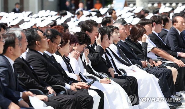 기념공연 중 눈물 닦는 윤석열 대통령