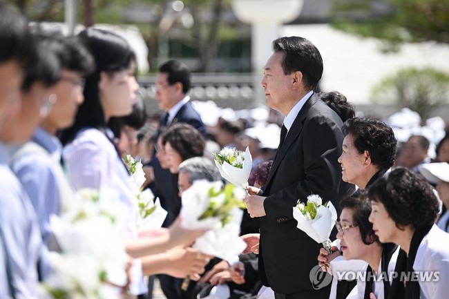 이팝나무 꽃다발 전달받는 윤석열 대통령