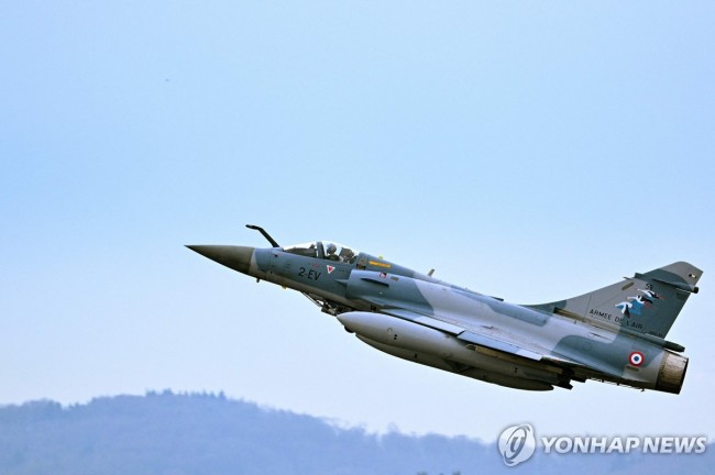 이륙하는 프랑스 공군 미라쥬 2000-5F 전투기