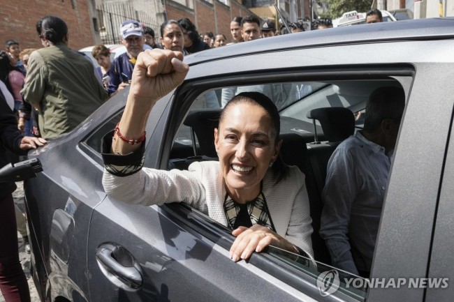 투표 마치고 주먹 들어 보이는 셰인바움