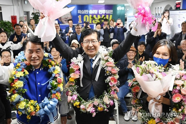꽃다발 들고 기뻐하는 이상식 당선인