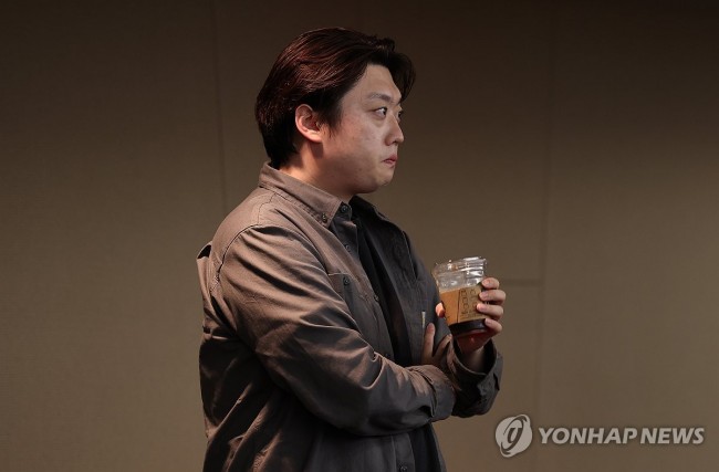 의정갈등 관련 심포지엄 지켜보는 박단 위원장