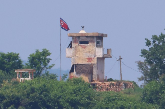 경계근무서는 북한군 병사