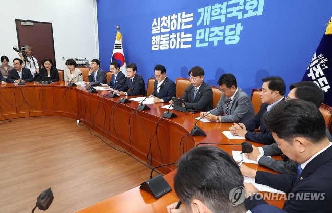 원내대책회의 주재하는 진성준 정책위의장