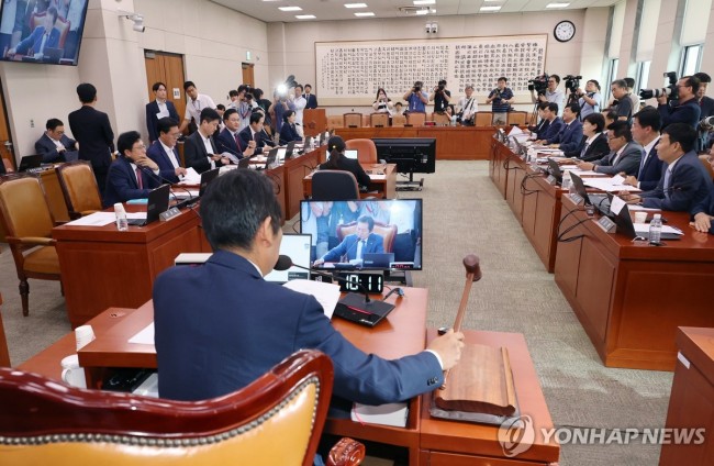 법사위 개의하는 정청래 위원장