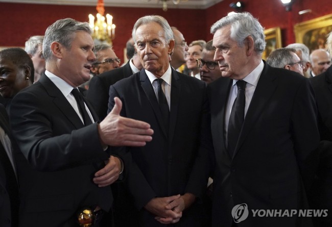 토니 블레어(가운데), 고든 브라운(오른쪽) 등 노동당 총리들과 함께