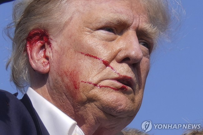 유세 중 총격으로 부상한 트럼프 전 미국 대통령
